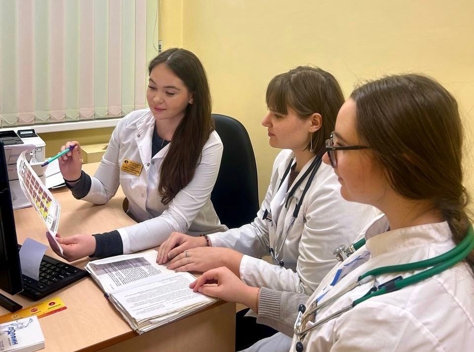 Наставничество в медицине: мост между теорией и практикой